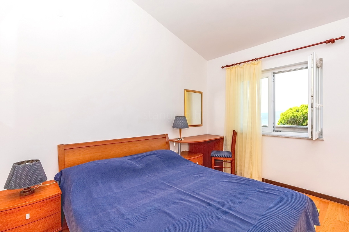 Punat, casa bifamiliare con 5 appartamenti nelle immediate vicinanze del mare!