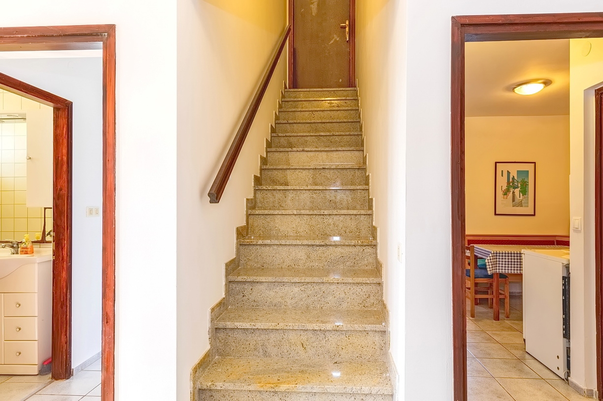 Punat, casa bifamiliare con 5 appartamenti nelle immediate vicinanze del mare!