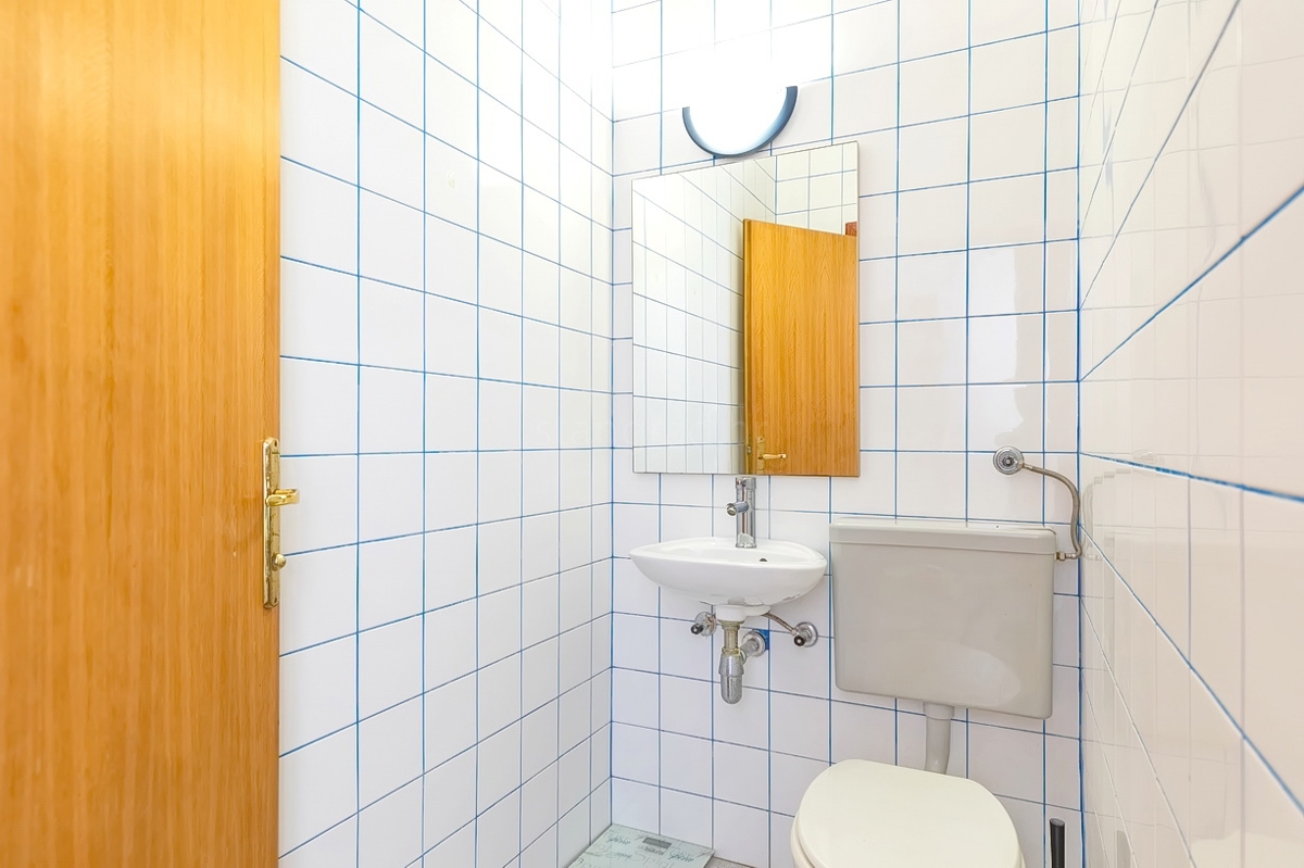 Punat, casa bifamiliare con 5 appartamenti nelle immediate vicinanze del mare!