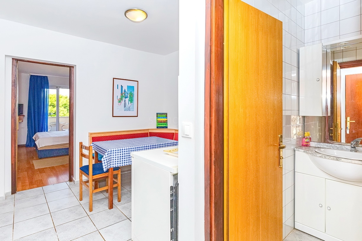 Punat, casa bifamiliare con 5 appartamenti nelle immediate vicinanze del mare!