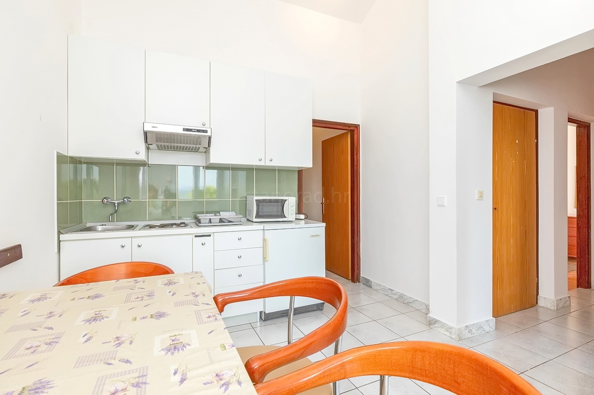 Punat, casa bifamiliare con 5 appartamenti nelle immediate vicinanze del mare!