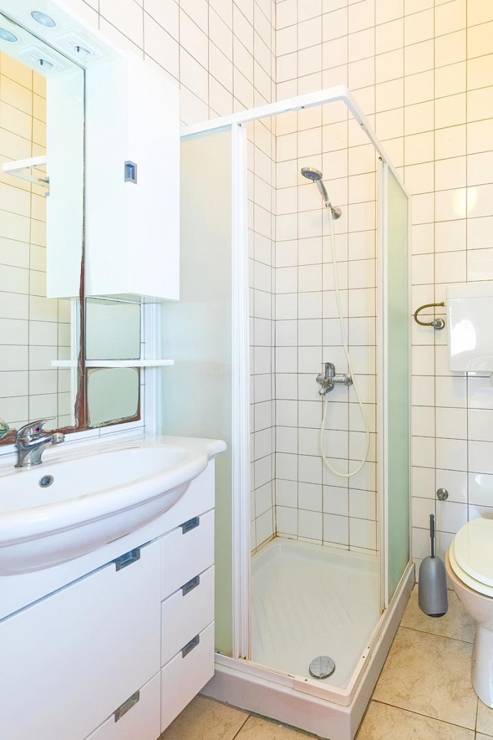 Punat, casa bifamiliare con 5 appartamenti nelle immediate vicinanze del mare!