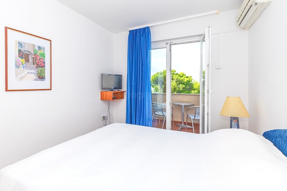 Punat, casa bifamiliare con 5 appartamenti nelle immediate vicinanze del mare!