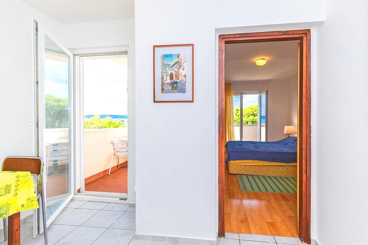 Punat, casa bifamiliare con 5 appartamenti nelle immediate vicinanze del mare!