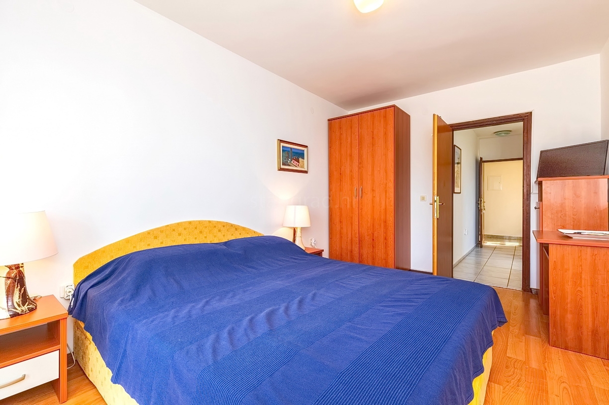 Punat, casa bifamiliare con 5 appartamenti nelle immediate vicinanze del mare!