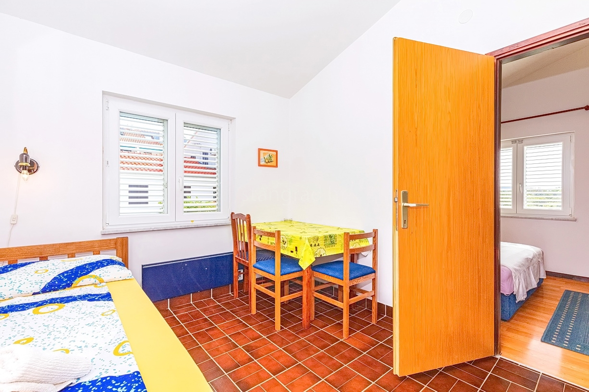 Punat, casa bifamiliare con 5 appartamenti nelle immediate vicinanze del mare!