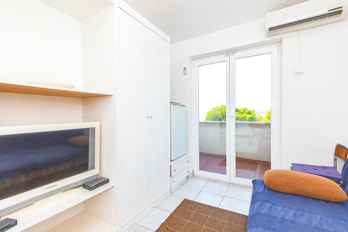 Punat, casa bifamiliare con 5 appartamenti nelle immediate vicinanze del mare!