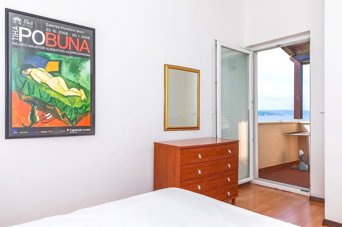 Punat, casa bifamiliare con 5 appartamenti nelle immediate vicinanze del mare!