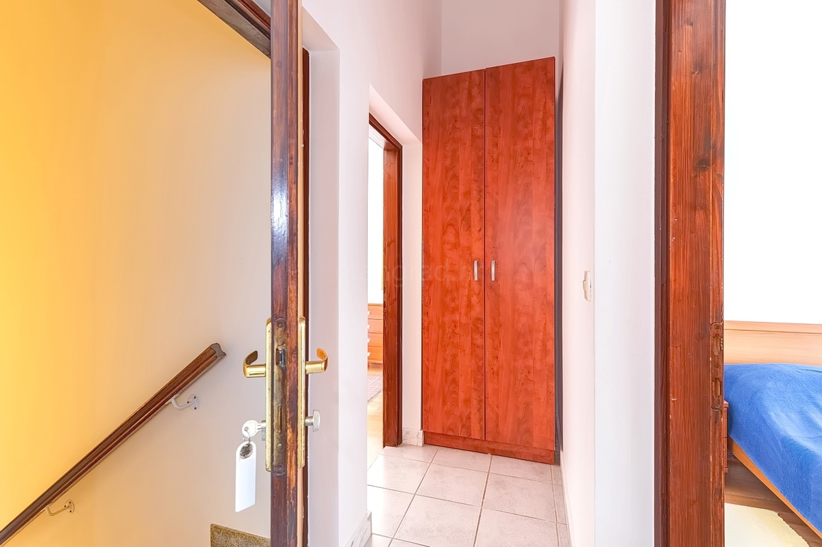 Punat, casa bifamiliare con 5 appartamenti nelle immediate vicinanze del mare!