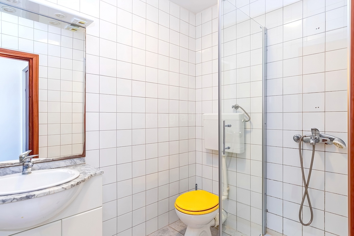 Punat, casa bifamiliare con 5 appartamenti nelle immediate vicinanze del mare!