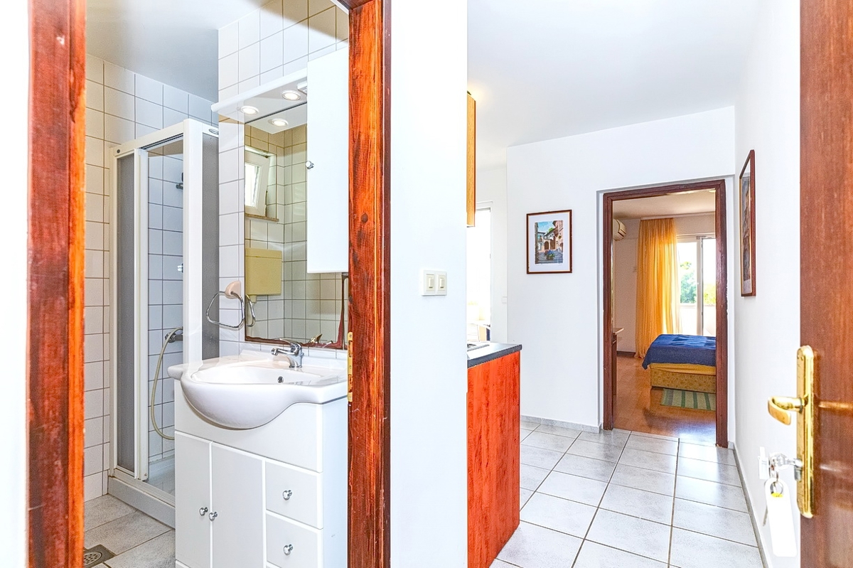 Punat, casa bifamiliare con 5 appartamenti nelle immediate vicinanze del mare!