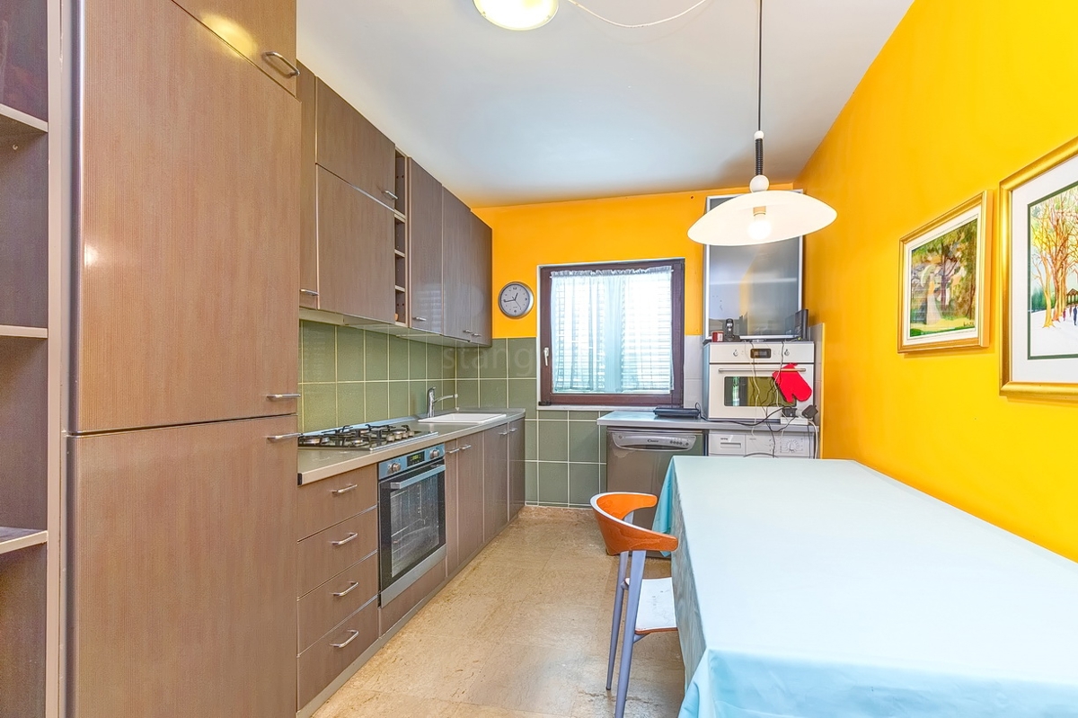 Punat, casa bifamiliare con 5 appartamenti nelle immediate vicinanze del mare!