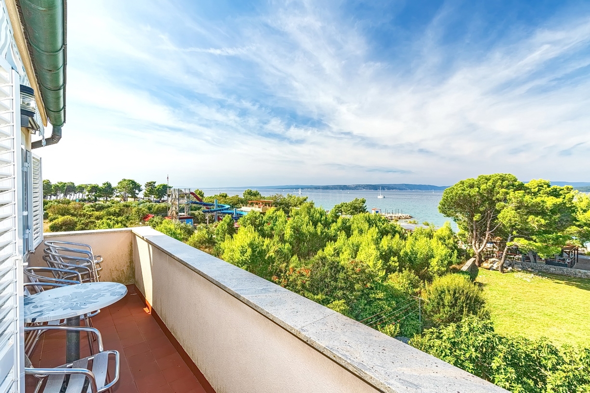 Punat, casa bifamiliare con 5 appartamenti nelle immediate vicinanze del mare!