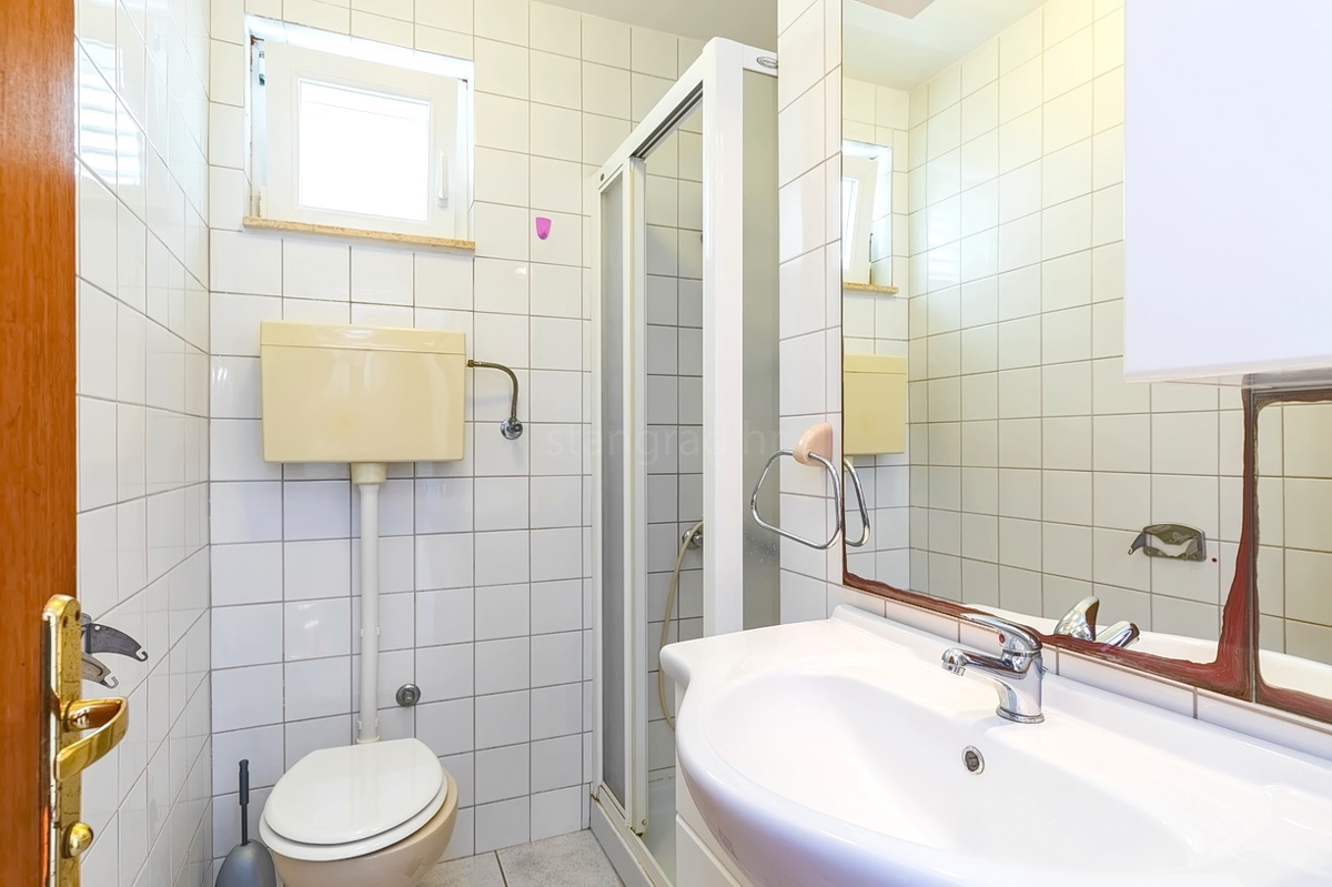 Punat, casa bifamiliare con 5 appartamenti nelle immediate vicinanze del mare!