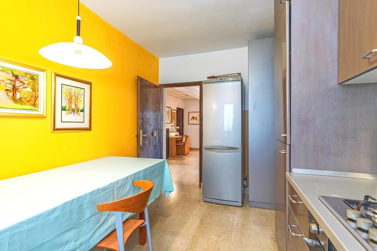 Punat, casa bifamiliare con 5 appartamenti nelle immediate vicinanze del mare!