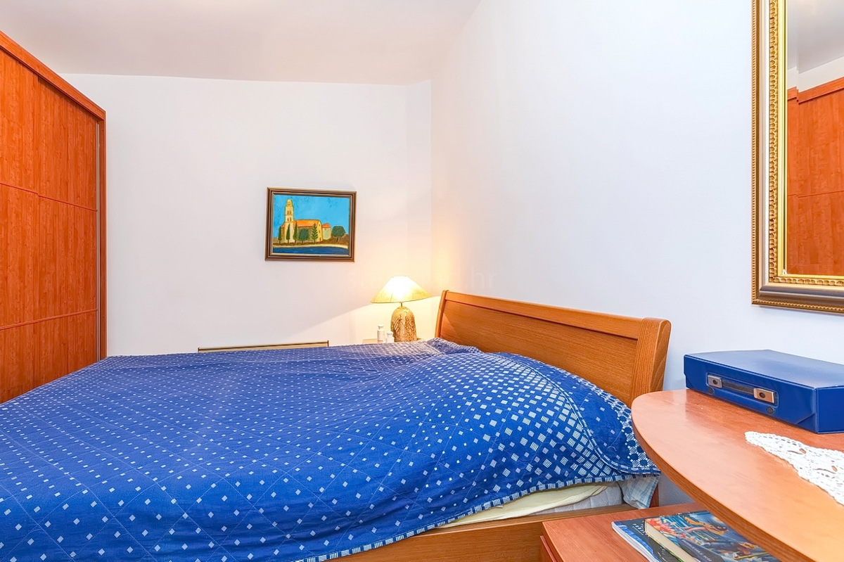 Punat, casa bifamiliare con 5 appartamenti nelle immediate vicinanze del mare!