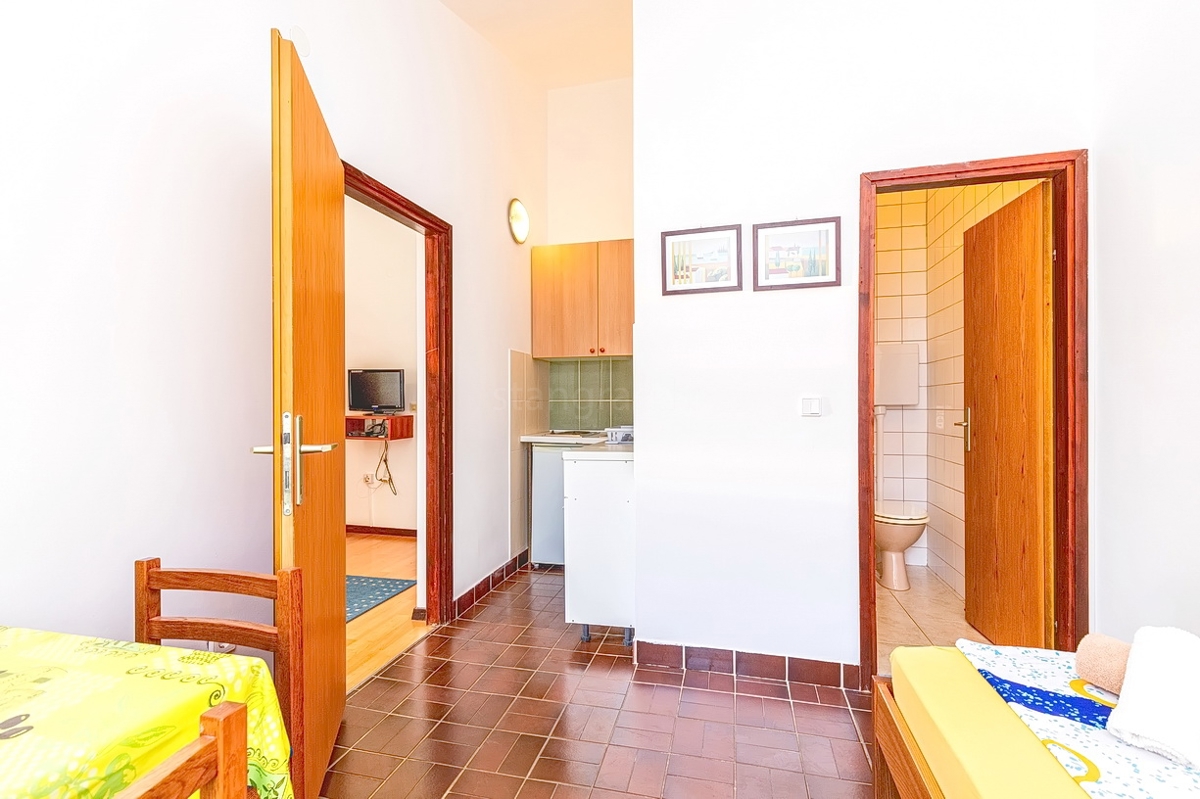 Punat, casa bifamiliare con 5 appartamenti nelle immediate vicinanze del mare!