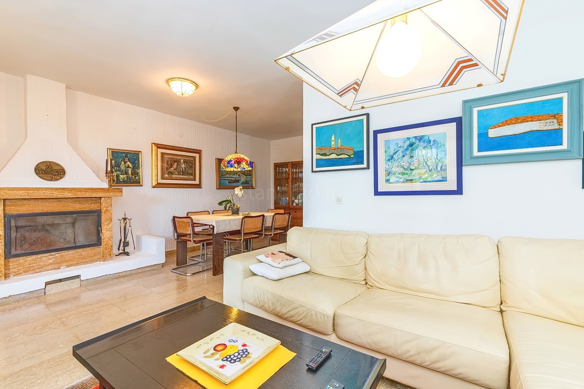 Punat, casa bifamiliare con 5 appartamenti nelle immediate vicinanze del mare!