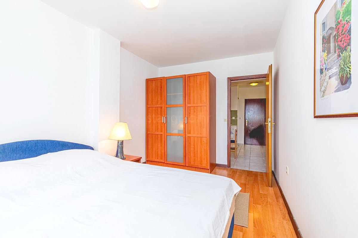 Punat, casa bifamiliare con 5 appartamenti nelle immediate vicinanze del mare!