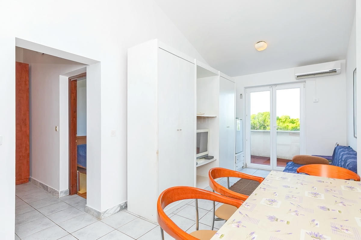 Punat, casa bifamiliare con 5 appartamenti nelle immediate vicinanze del mare!