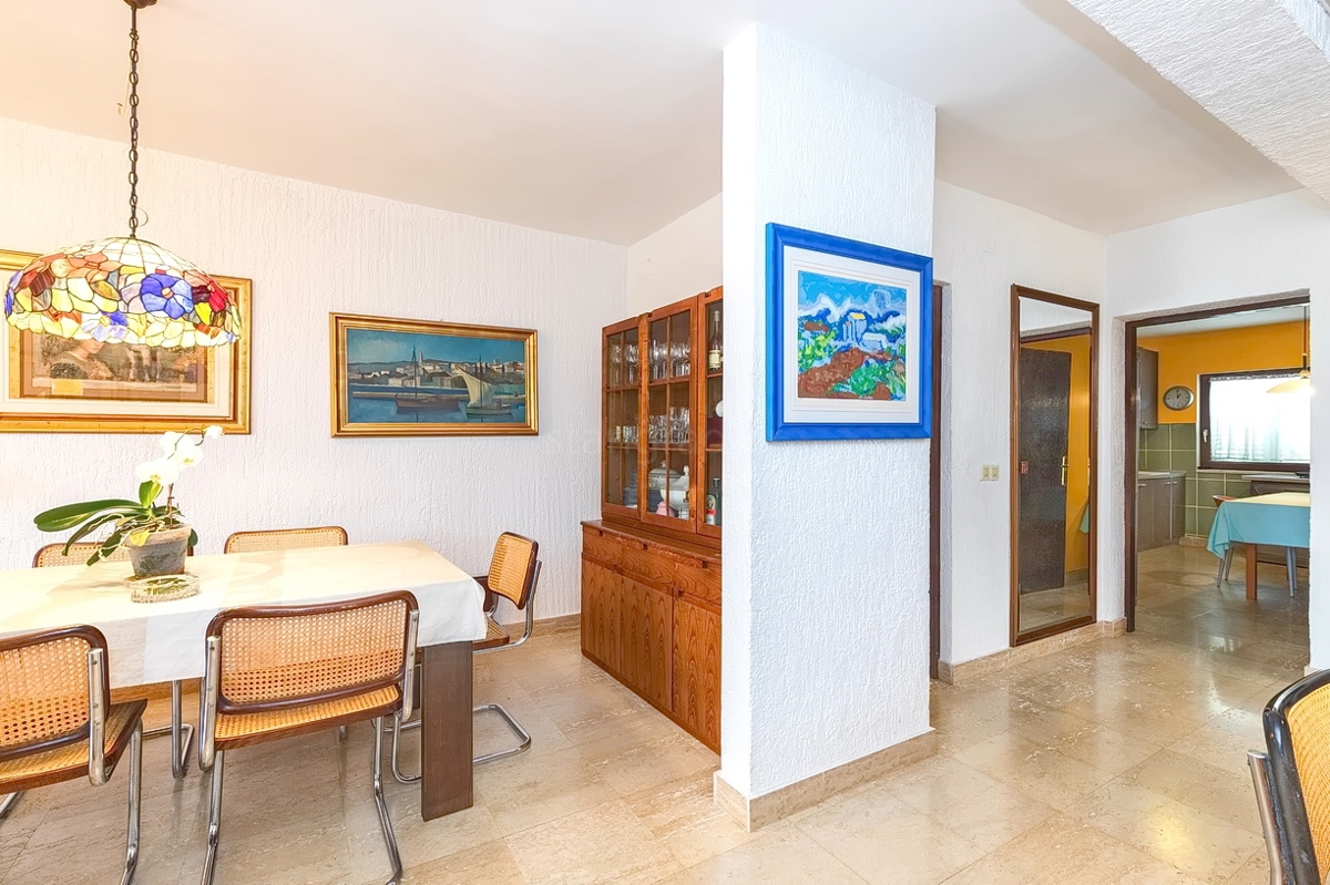 Punat, casa bifamiliare con 5 appartamenti nelle immediate vicinanze del mare!