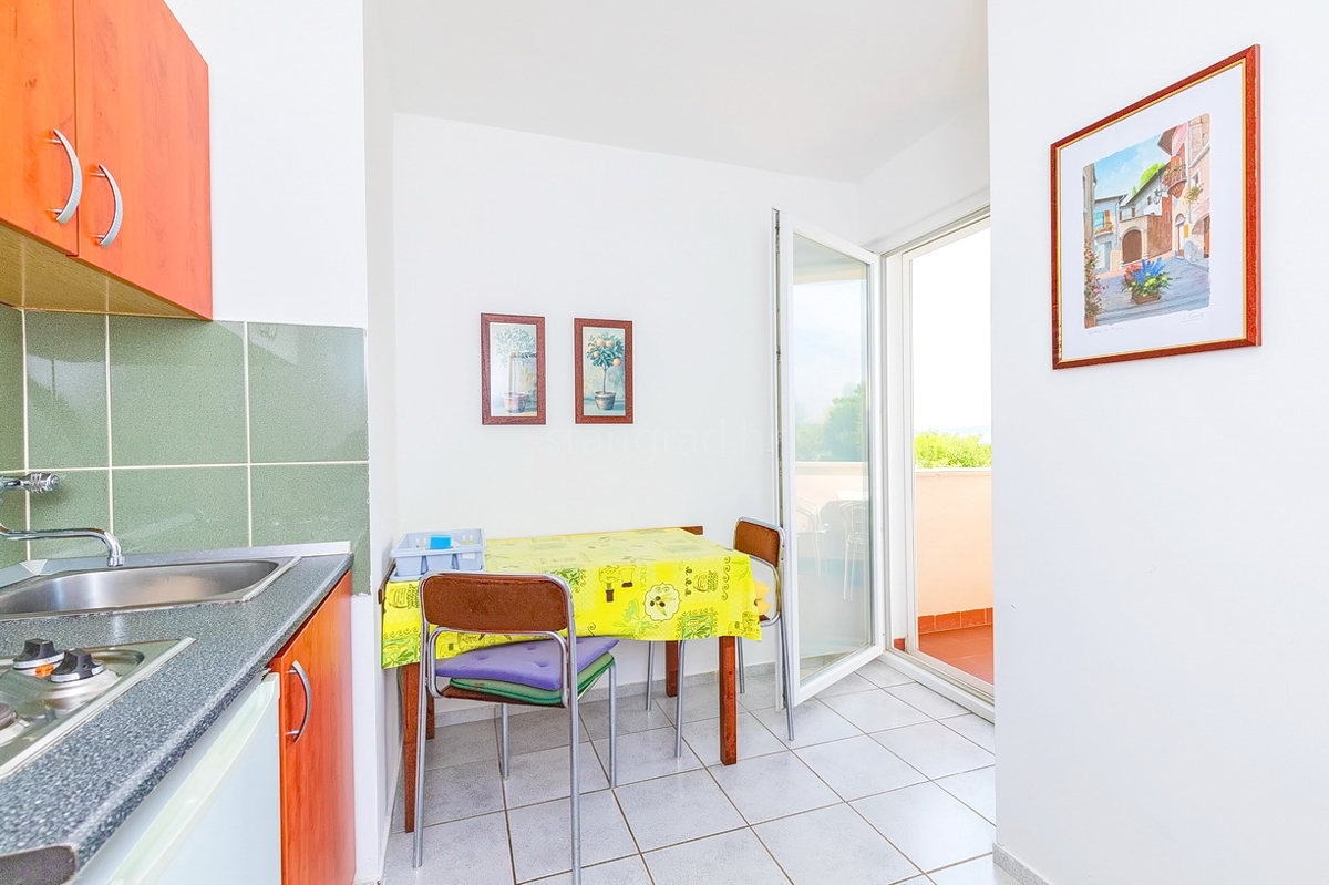 Punat, casa bifamiliare con 5 appartamenti nelle immediate vicinanze del mare!