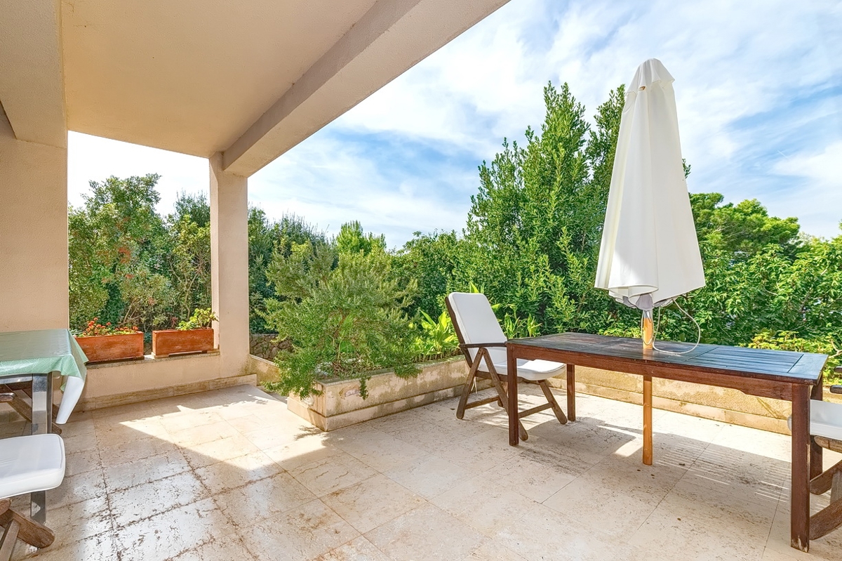 Punat, casa bifamiliare con 5 appartamenti nelle immediate vicinanze del mare!