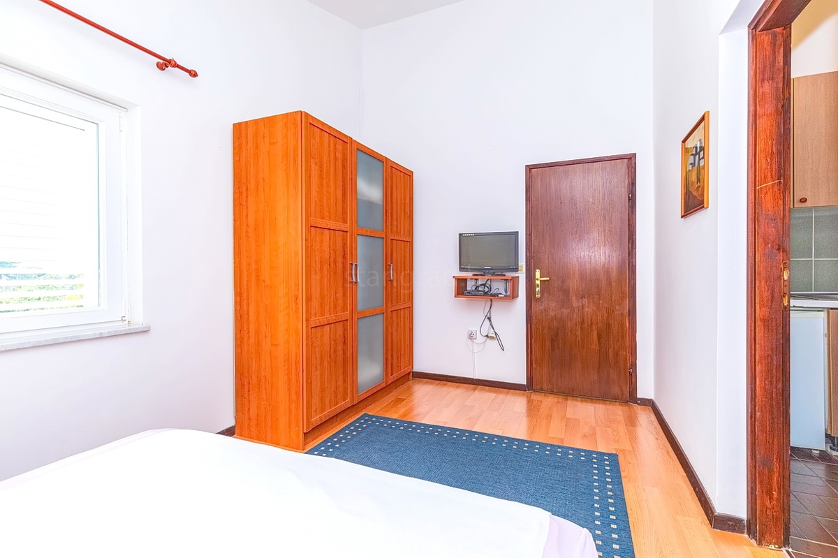 Punat, casa bifamiliare con 5 appartamenti nelle immediate vicinanze del mare!