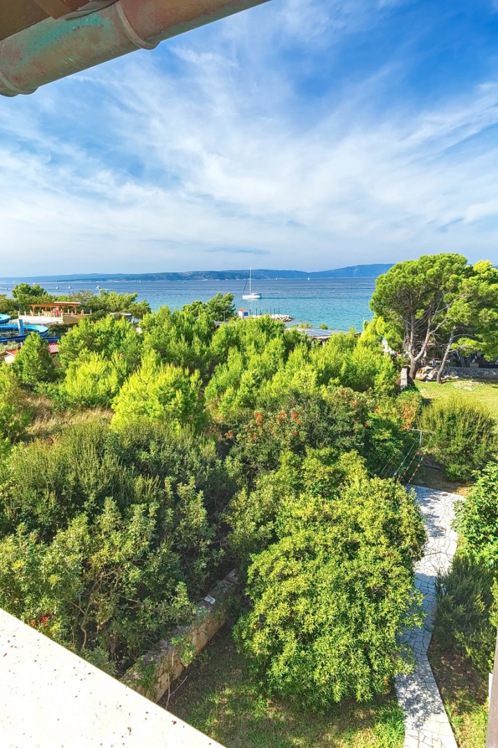 Punat, casa bifamiliare con 5 appartamenti nelle immediate vicinanze del mare!