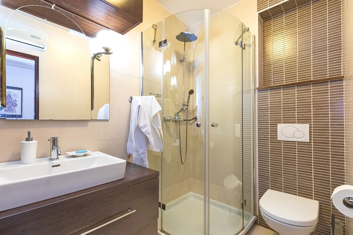 Punat, casa bifamiliare con 5 appartamenti nelle immediate vicinanze del mare!