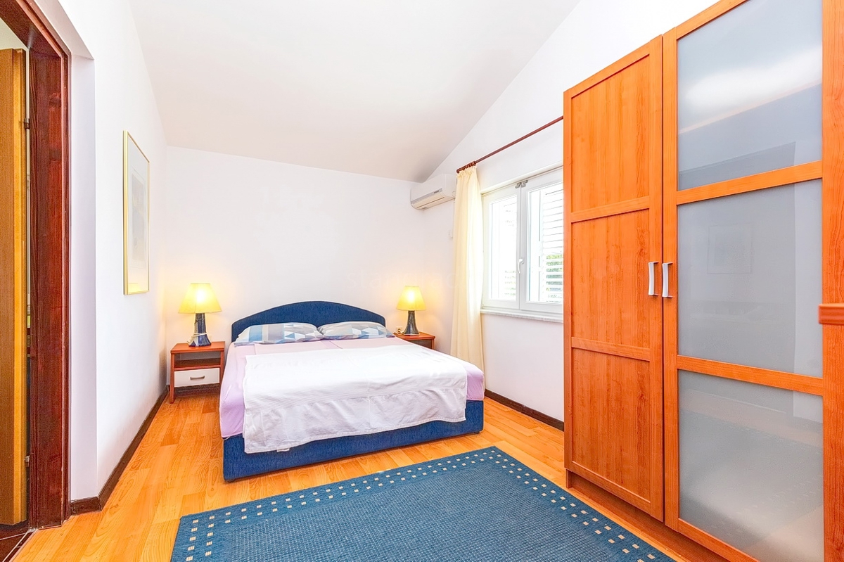 Punat, casa bifamiliare con 5 appartamenti nelle immediate vicinanze del mare!