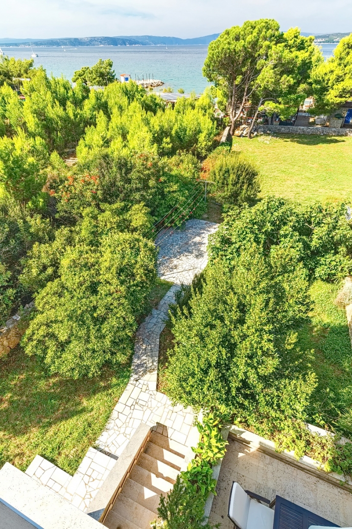 Punat, casa bifamiliare con 5 appartamenti nelle immediate vicinanze del mare!