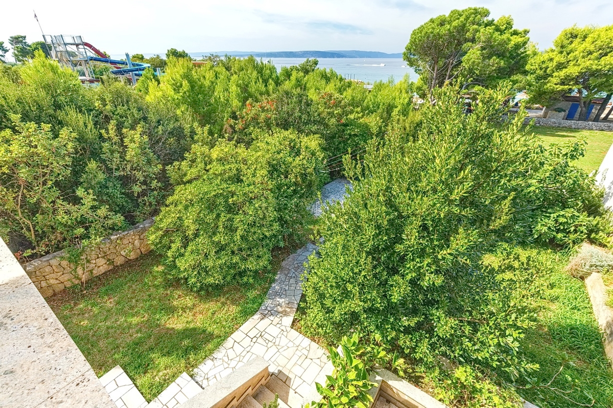 Punat, casa bifamiliare con 5 appartamenti nelle immediate vicinanze del mare!