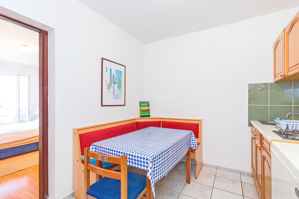 Punat, casa bifamiliare con 5 appartamenti nelle immediate vicinanze del mare!