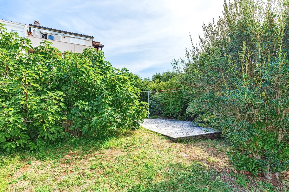 Punat, casa bifamiliare con 5 appartamenti nelle immediate vicinanze del mare!