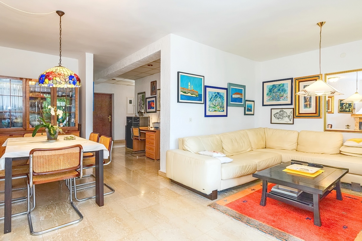 Punat, casa bifamiliare con 5 appartamenti nelle immediate vicinanze del mare!