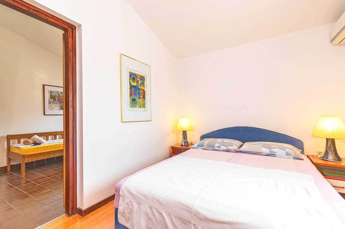 Punat, casa bifamiliare con 5 appartamenti nelle immediate vicinanze del mare!