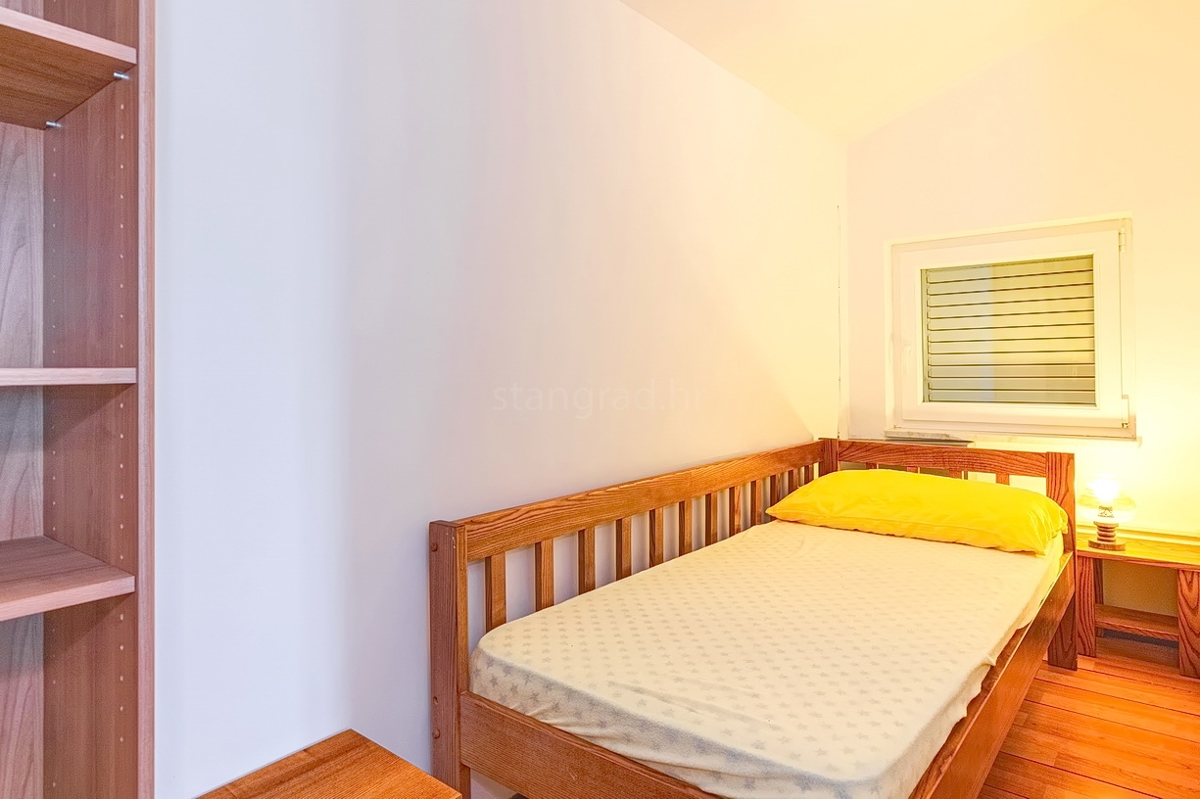 Punat, casa bifamiliare con 5 appartamenti nelle immediate vicinanze del mare!