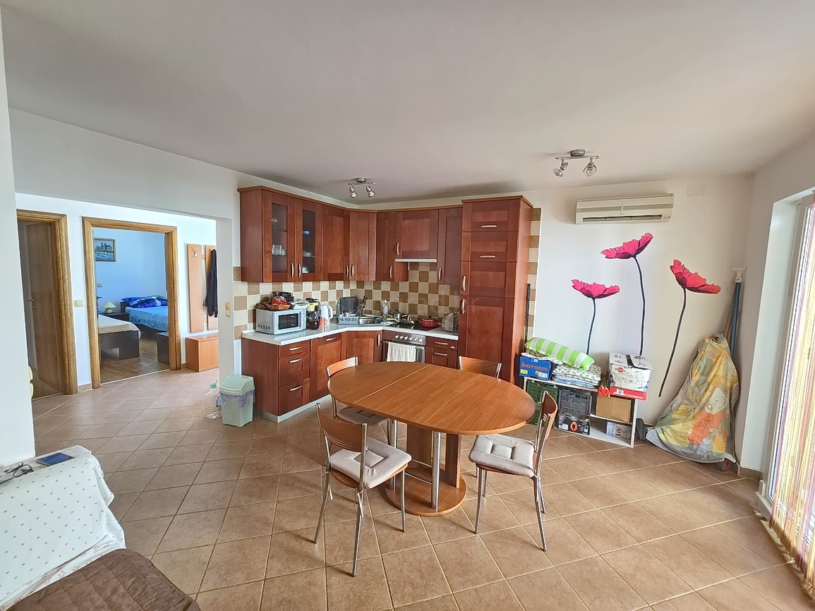 Malinska, appartamento al piano terra con giardino e piscina privata!