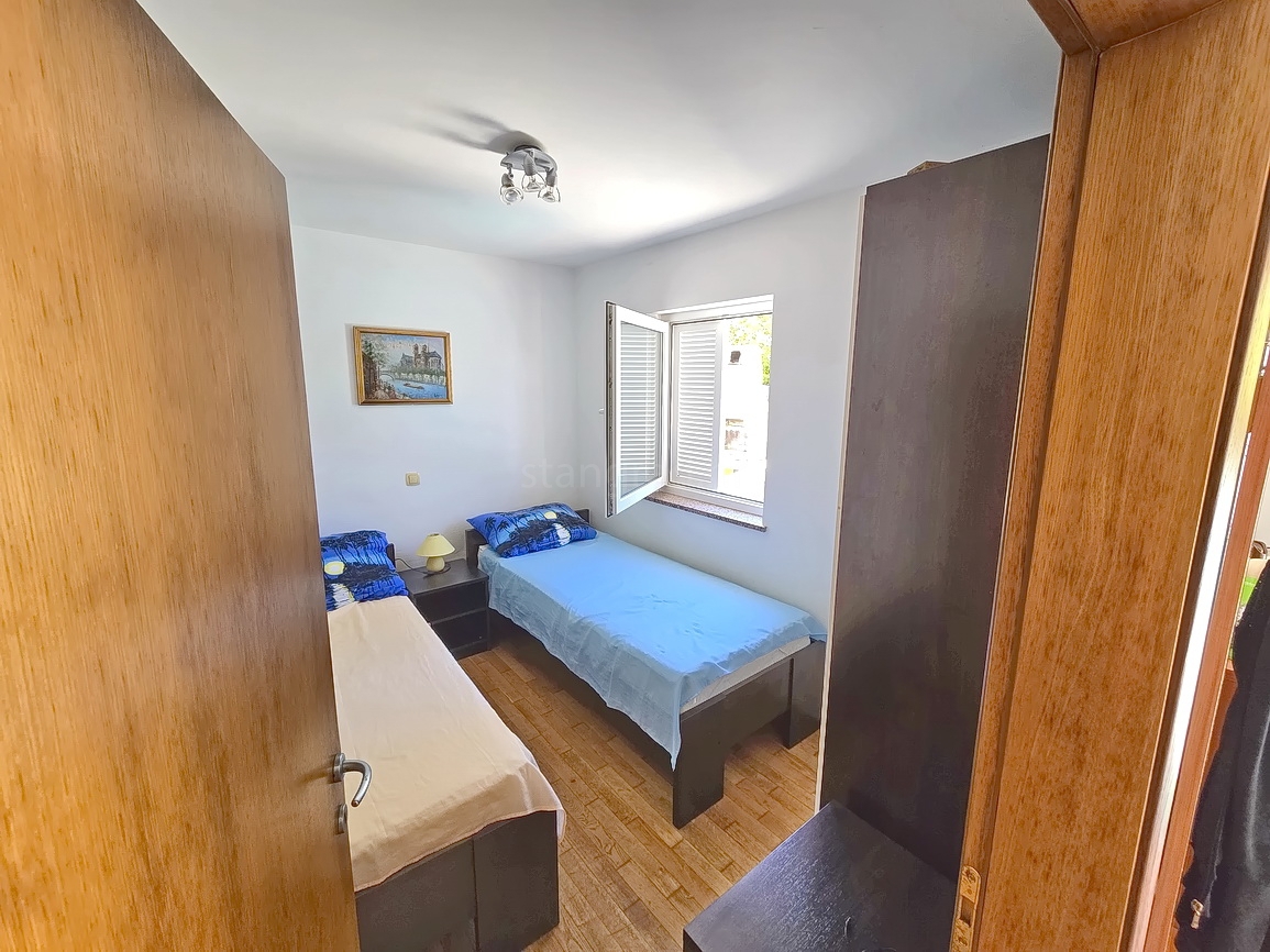 Malinska, appartamento al piano terra con giardino e piscina privata!