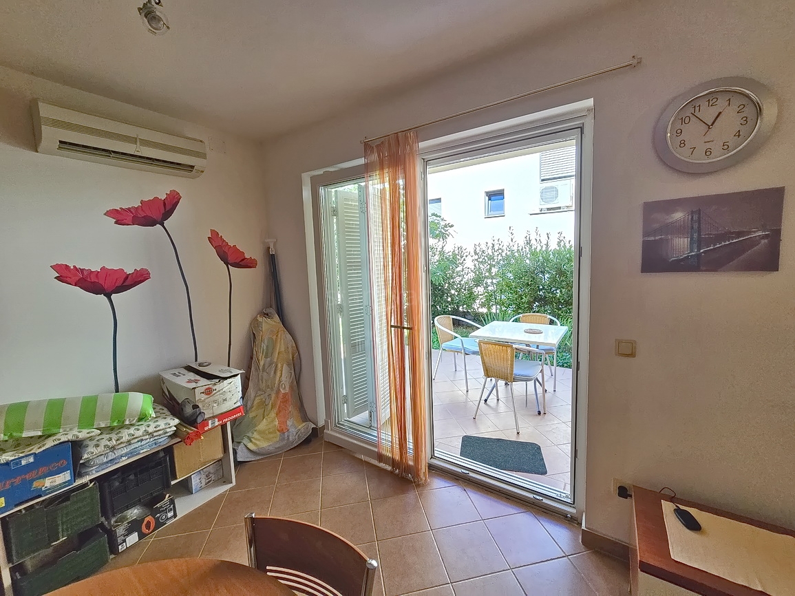 Malinska, appartamento al piano terra con giardino e piscina privata!