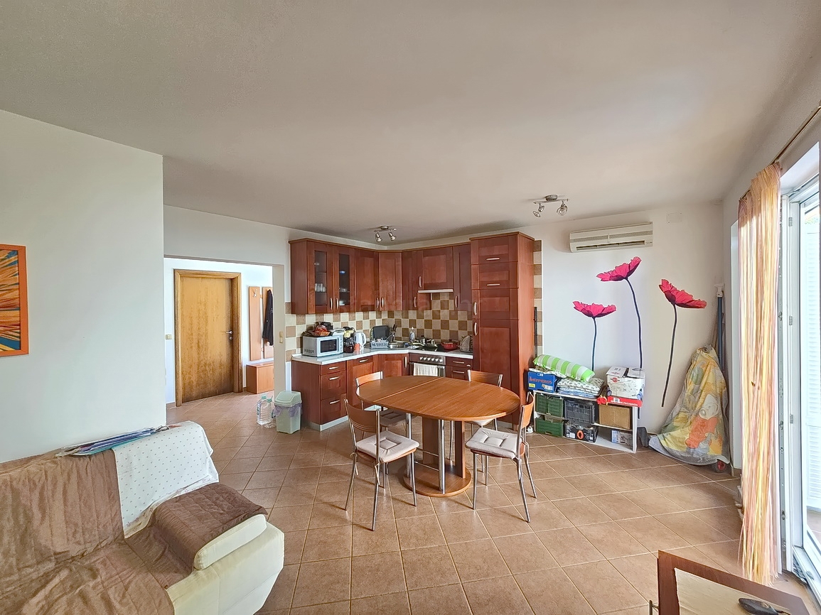 Malinska, appartamento al piano terra con giardino e piscina privata!