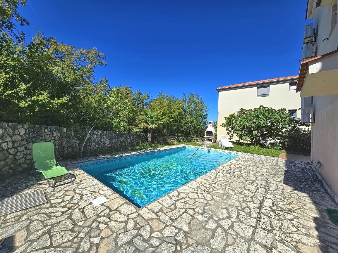 Malinska, appartamento al piano terra con giardino e piscina privata!
