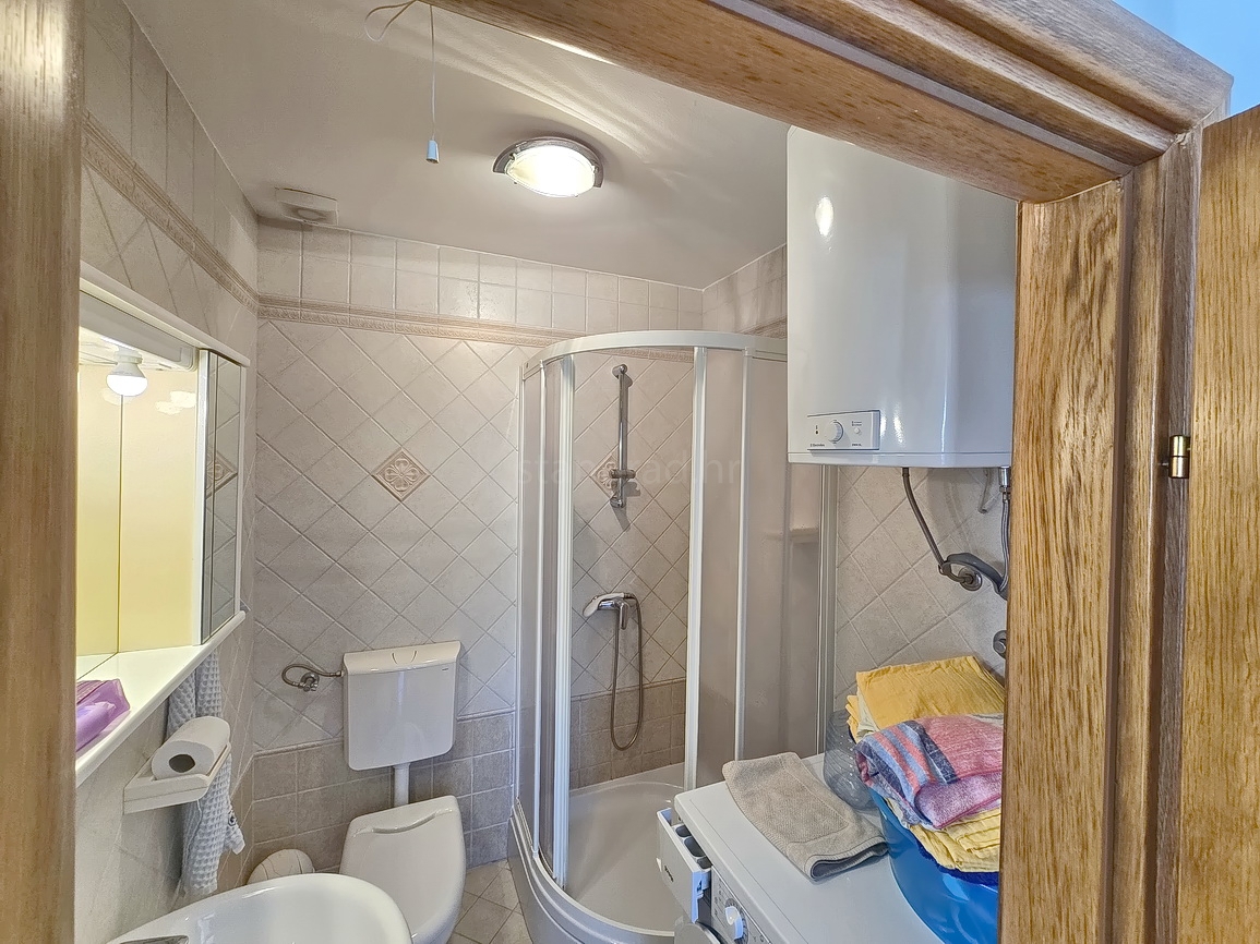 Malinska, appartamento al piano terra con giardino e piscina privata!