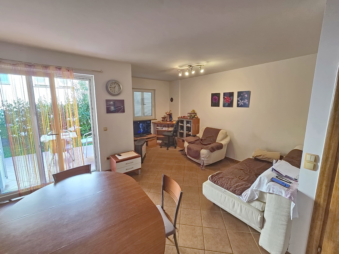 Malinska, appartamento al piano terra con giardino e piscina privata!