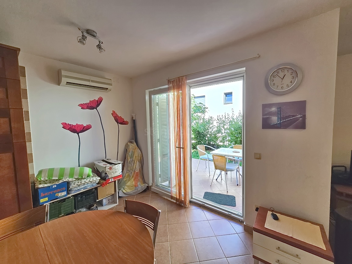 Malinska, appartamento al piano terra con giardino e piscina privata!