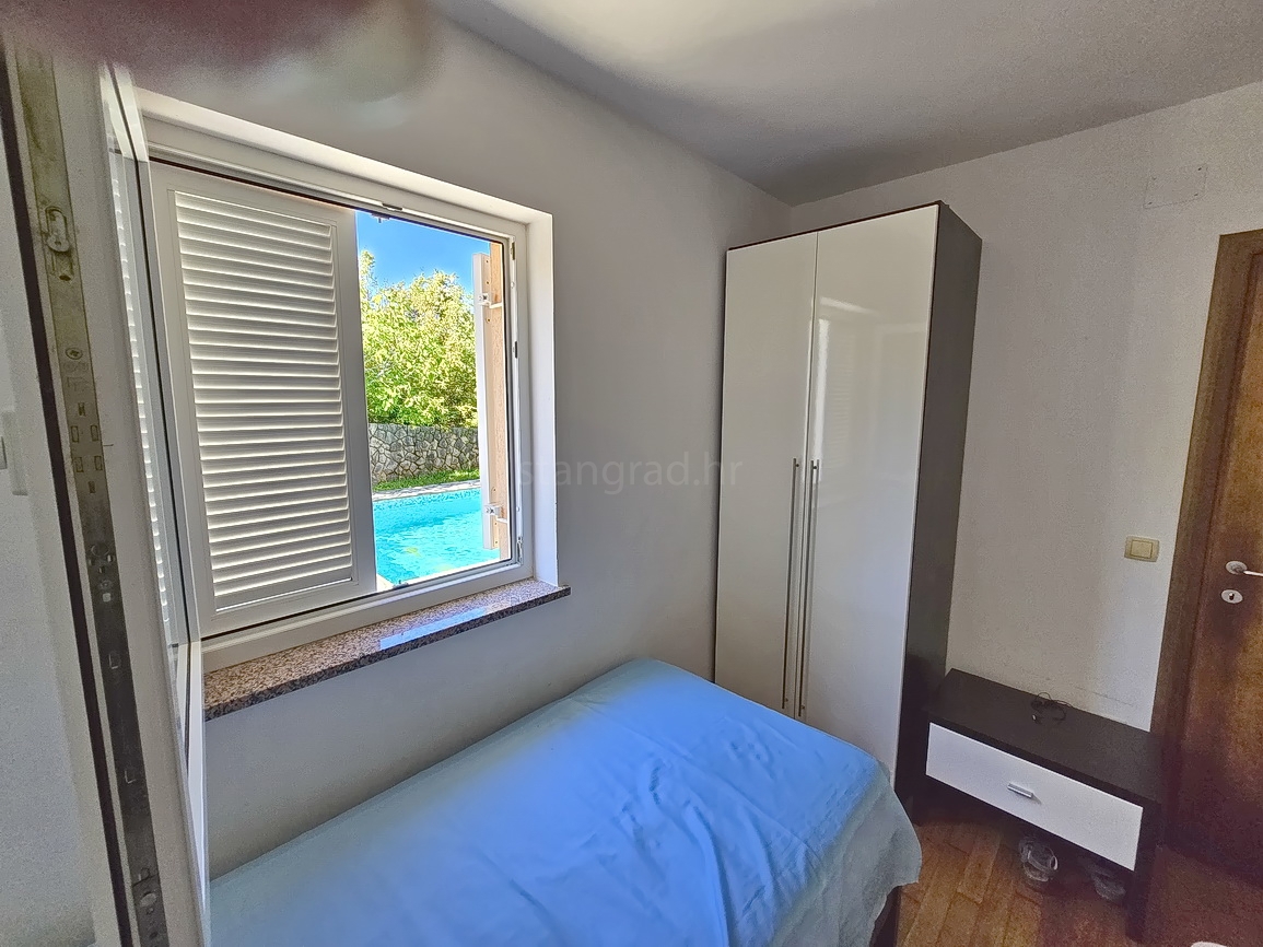 Malinska, appartamento al piano terra con giardino e piscina privata!