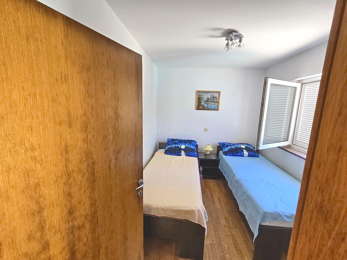 Malinska, appartamento al piano terra con giardino e piscina privata!