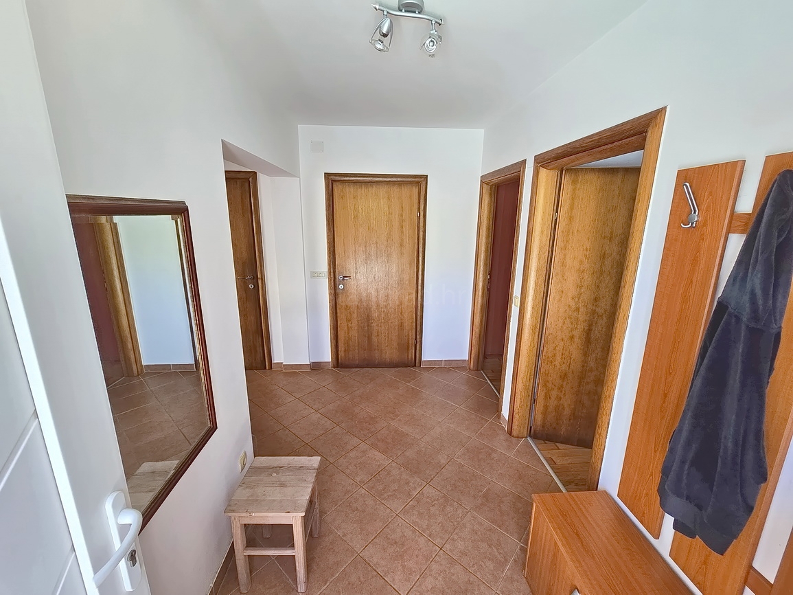 Malinska, appartamento al piano terra con giardino e piscina privata!