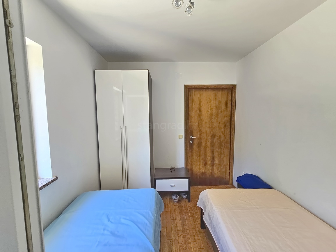 Malinska, appartamento al piano terra con giardino e piscina privata!